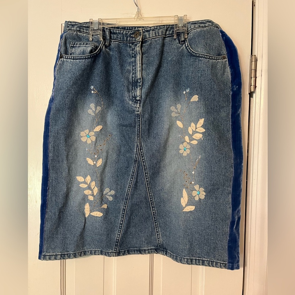 Valerie Stevens embroidered denim skirt size 8